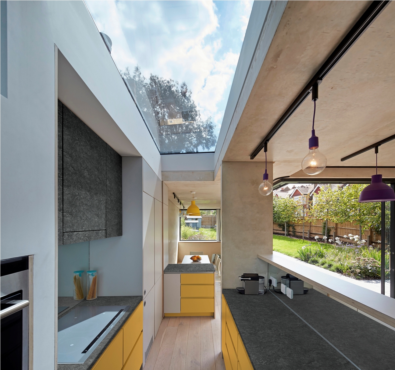 Minimalistyczne, monolityczne aranżacje pozbawionych zbędnych detali