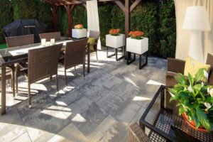 Polbruk_Lamell(4) Trendy tarasowe. Ponadczasowe szarości i geometryczne kształty.